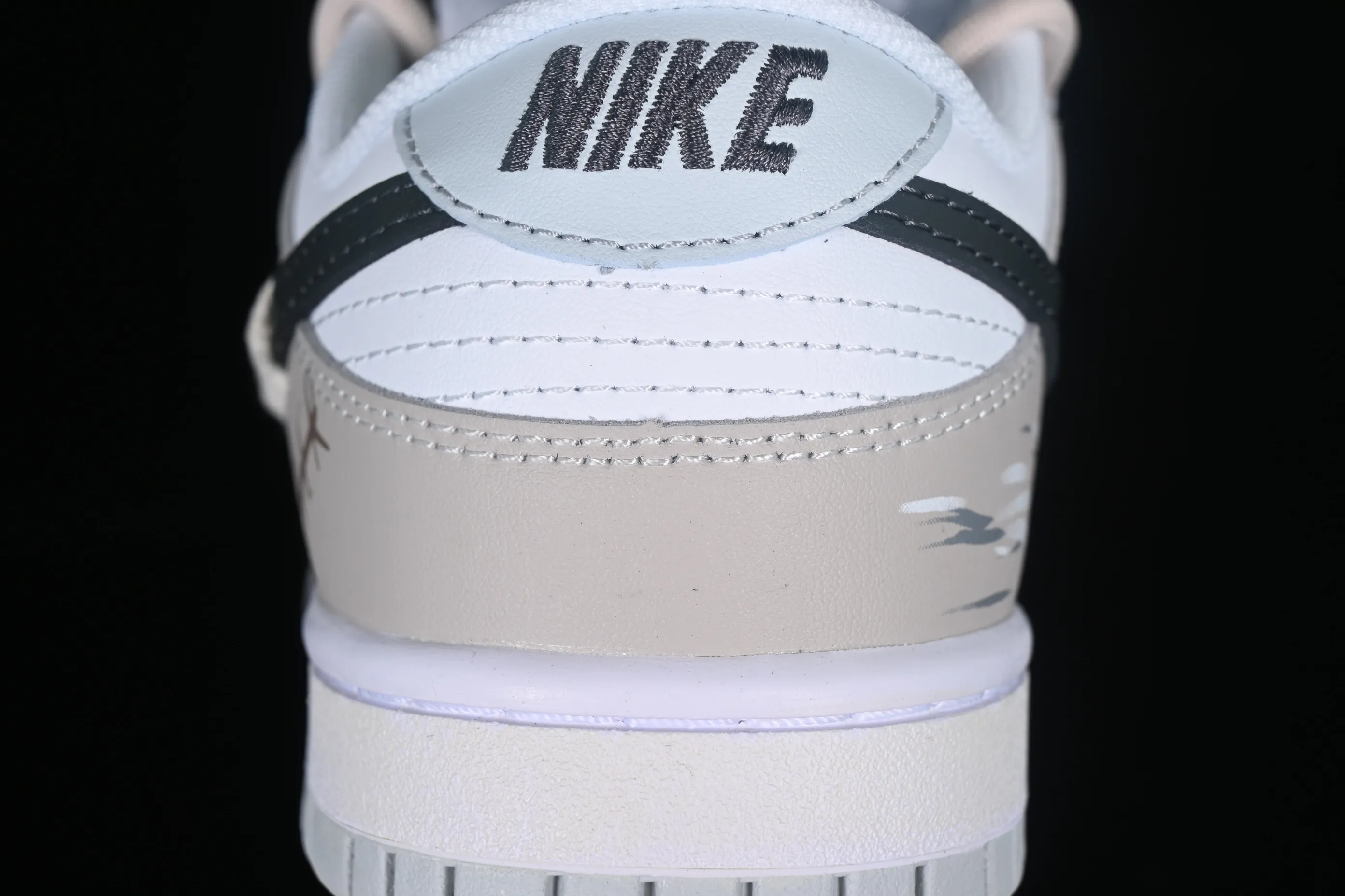 All Categories Nk SB Dunk Series Nk SB Dunk Low Low-top sneakers Nk Dunk Low Retro graffiti Stitched cross black and white gray SB strap low-top casual sneakers DV0831-101